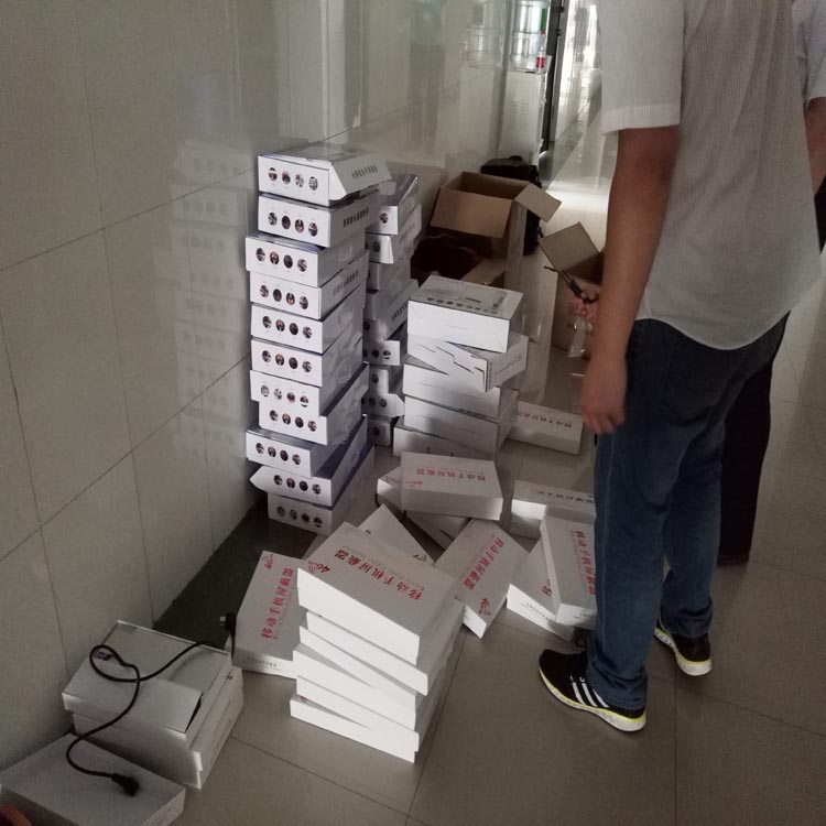 河南鄭州高校采購我達特迪品牌手機信號屏蔽器安裝現場。